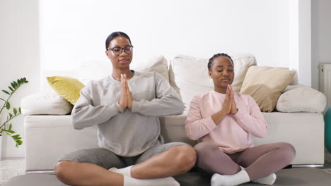 mujeres haciendo yoga
