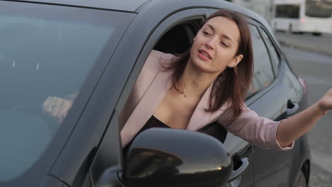 mujer conductor en un coche