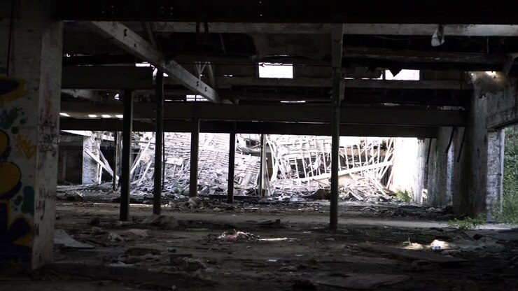 Plano general de alejamiento de un edificio urbano en ruinas y derrumbado.