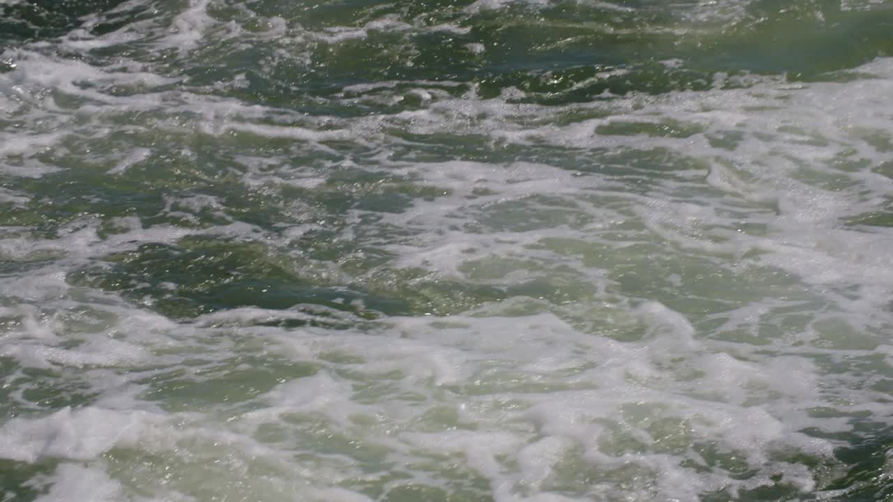 보트에서 거품 샷을 만드는 바다에서 움직이는 slowmotion 물