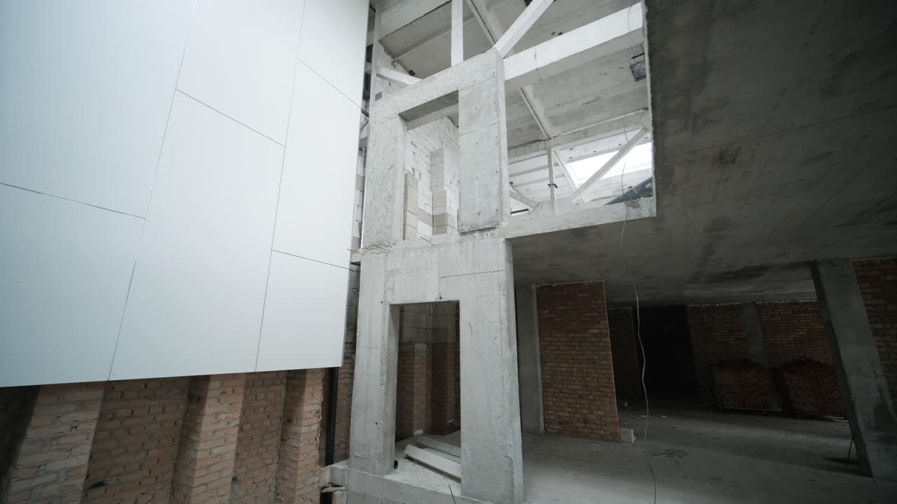 escena de un gran sitio de construcción de una oficina comercial