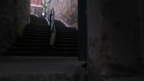 Versteckte-Alte-Steintreppe,-Eingang-Des-Friedhofs-Pere-Lachaise