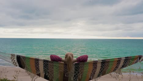 relajándose en la hamaca junto al ventoso mar báltico y disfrutando de la toma de stedicam con vistas al mar