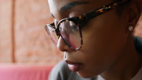 primer plano de una mujer con gafas en un café