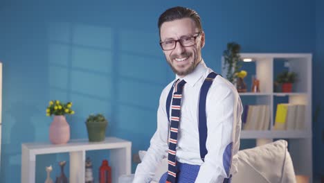joven carismático y elegante sonriendo a la cámara. el apuesto hombre de negocios tiene un estilo único de vestir y estilo de vida.