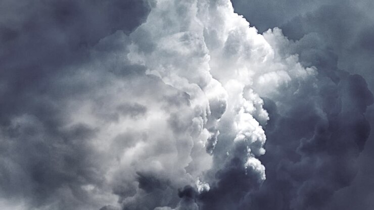 Nuvole dense si muovevano nel cielo con un temporale.