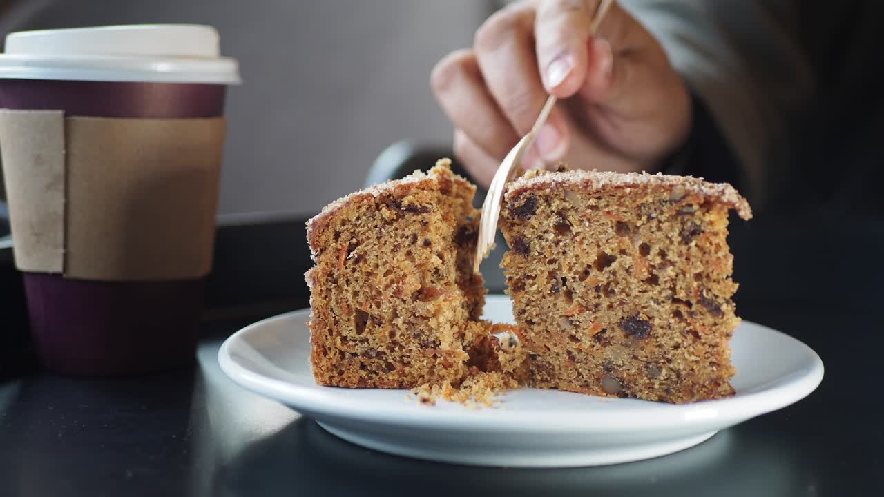 커피와 당근 케이크