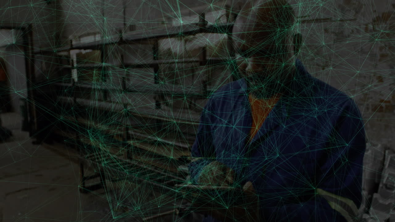 animación de la red de conexiones a través de un mecánico afroamericano usando una tableta