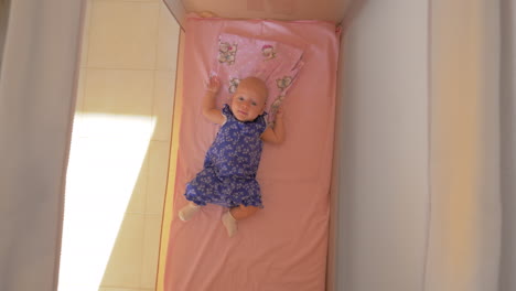 una niña de tres meses acostada en el corral