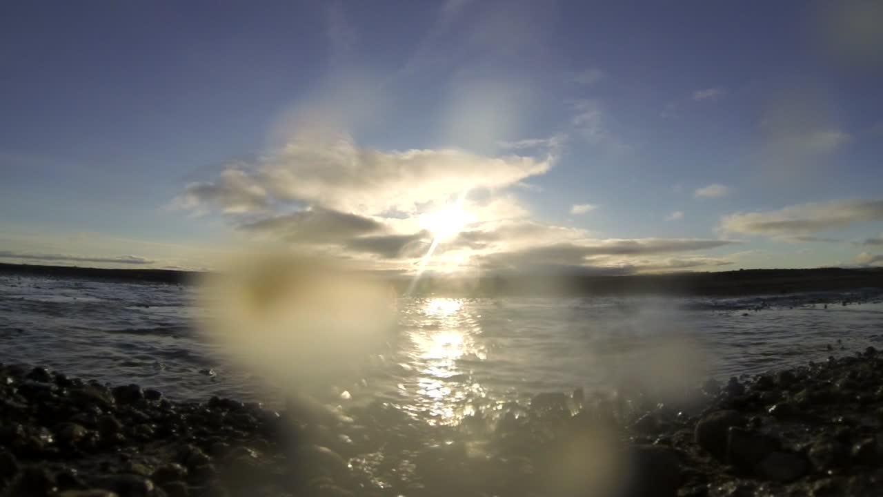 アイスランドの高地で車が通過し、カメラに水がかかる
