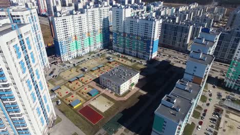 vista aérea de un complejo residencial con patio de recreo y jardín de infantes