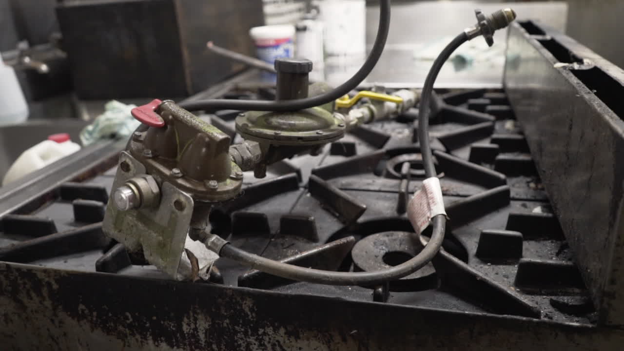 리노베이션 중 오래된 식당 난로 위에 있는 가스 호스와 부속품