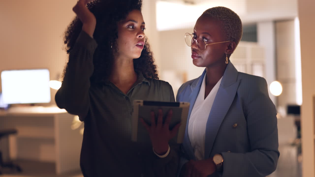 discusión empresarial de mujeres, trabajo en equipo y tableta