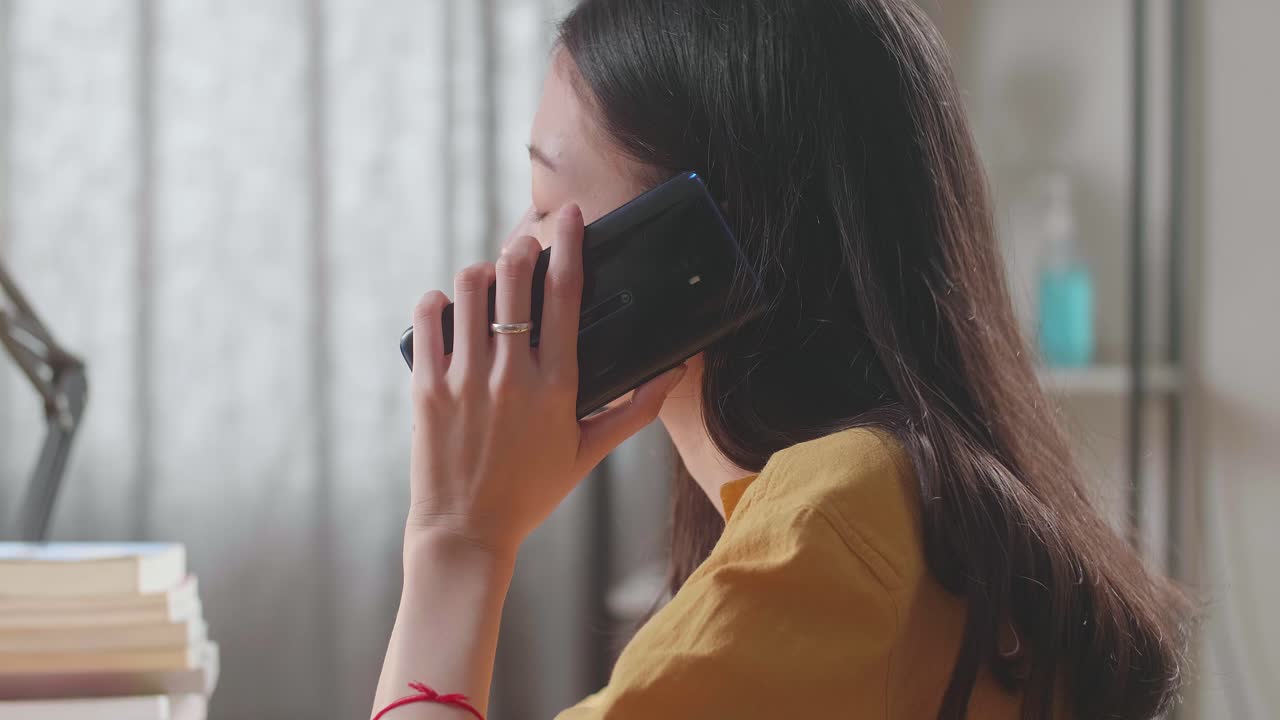 집에서 전화로 얘기하는 여자