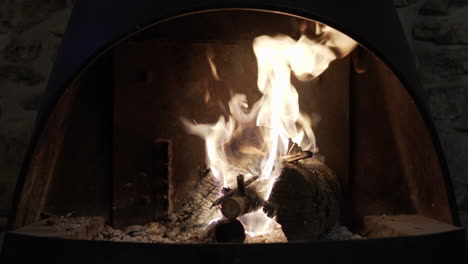 4k-Video-Eines-Warmen-Brennholzes,-Das-Im-Winter-In-Einem-Kamin-In-Einer-Hütte-In-Den-Bergen-Brennt