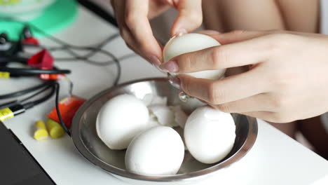 pelar los huevos de gallina para preparar comida deliciosa