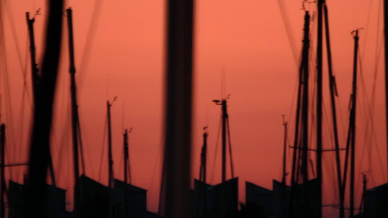 paisaje nocturno silueta de yate de pie en el puerto marítimo. yate del sol. puerto de barcos