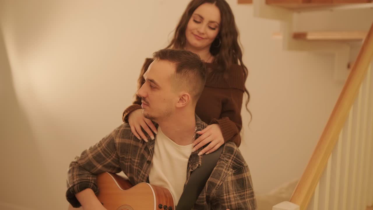 um casal apaixonado está a passar tempo em casa.