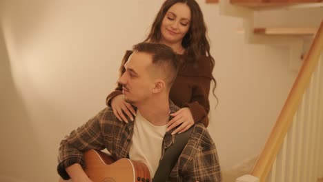 una pareja enamorada está pasando tiempo en casa.