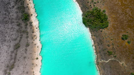 Inclinándose-Hacia-Arriba-Con-Un-Dron-De-Increíbles-Aguas-Azules-Claras-En-Bacalar-México