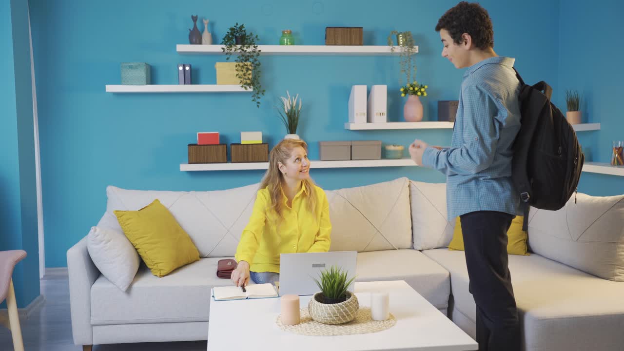 그 청년은 어머니에게 주머니 돈을 부탁하고, 어머니는 지갑에서 돈을 줍니다.