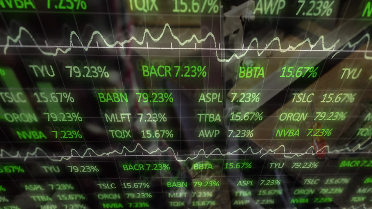 Trader überwacht Finanz-Ticker-Overlay mit grünen Prozentzahlen und Liniendiagrammen über Holzschreibtisch.