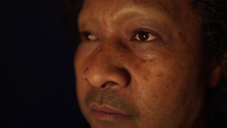 Porträt-Eines-Alten-Maori-Mannes-Im-Dunkeln