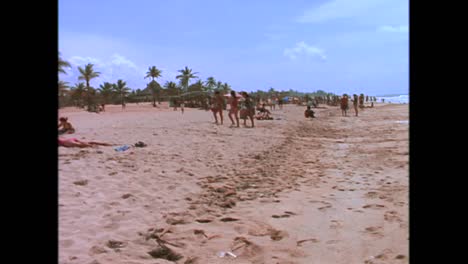 las multitudes se reúnen en las playas de la habana durante el calor del verano en la década de 1980