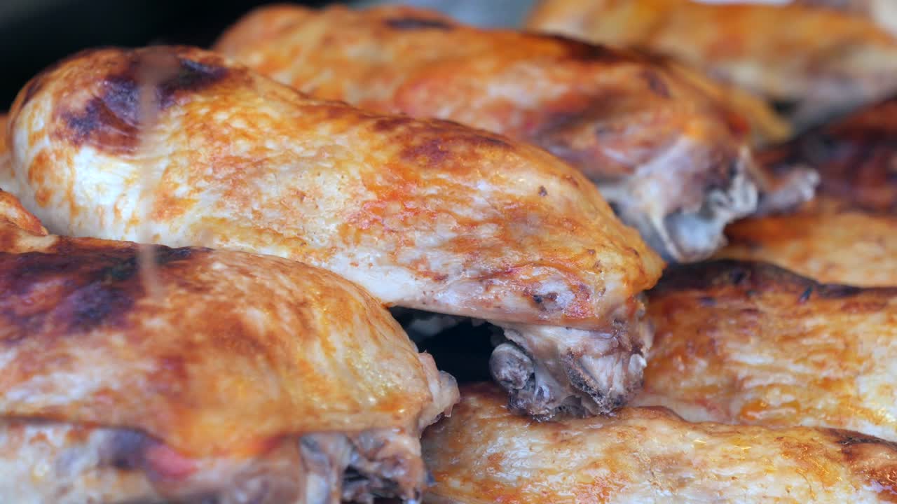 primer plano de patas de pollo asadas