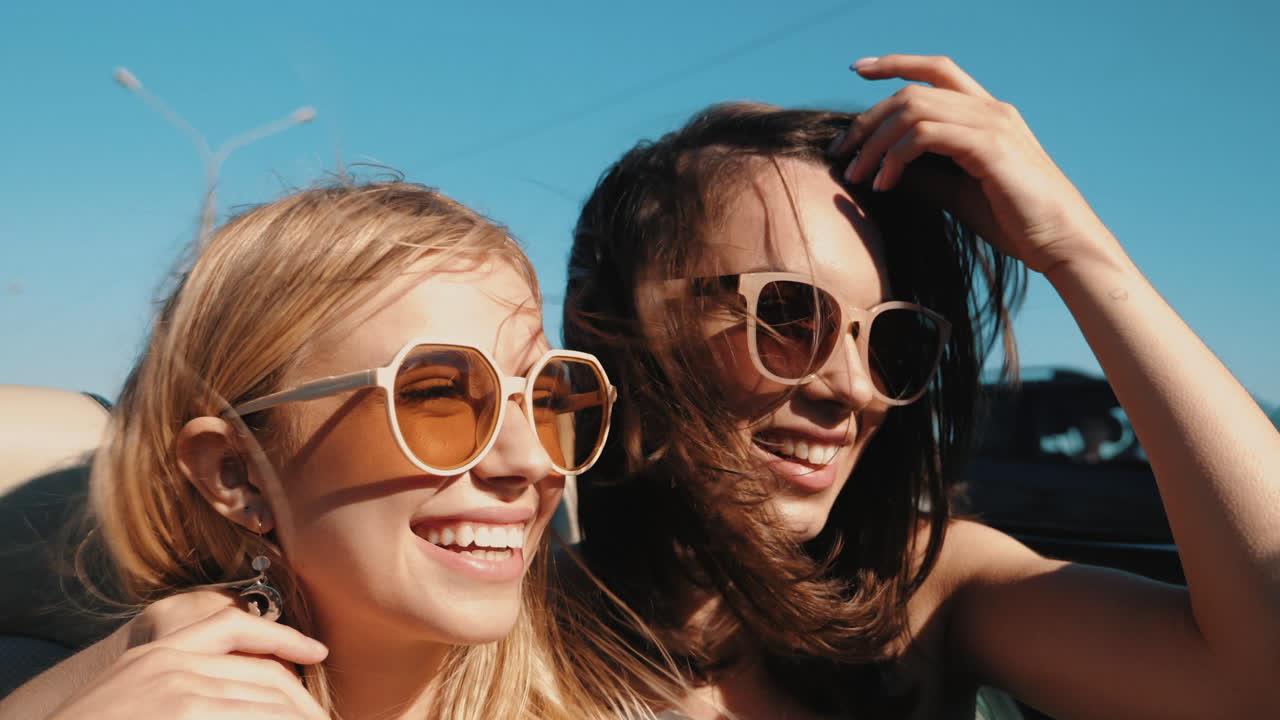 두 친구 가 여름 여행 을 즐기고 있다