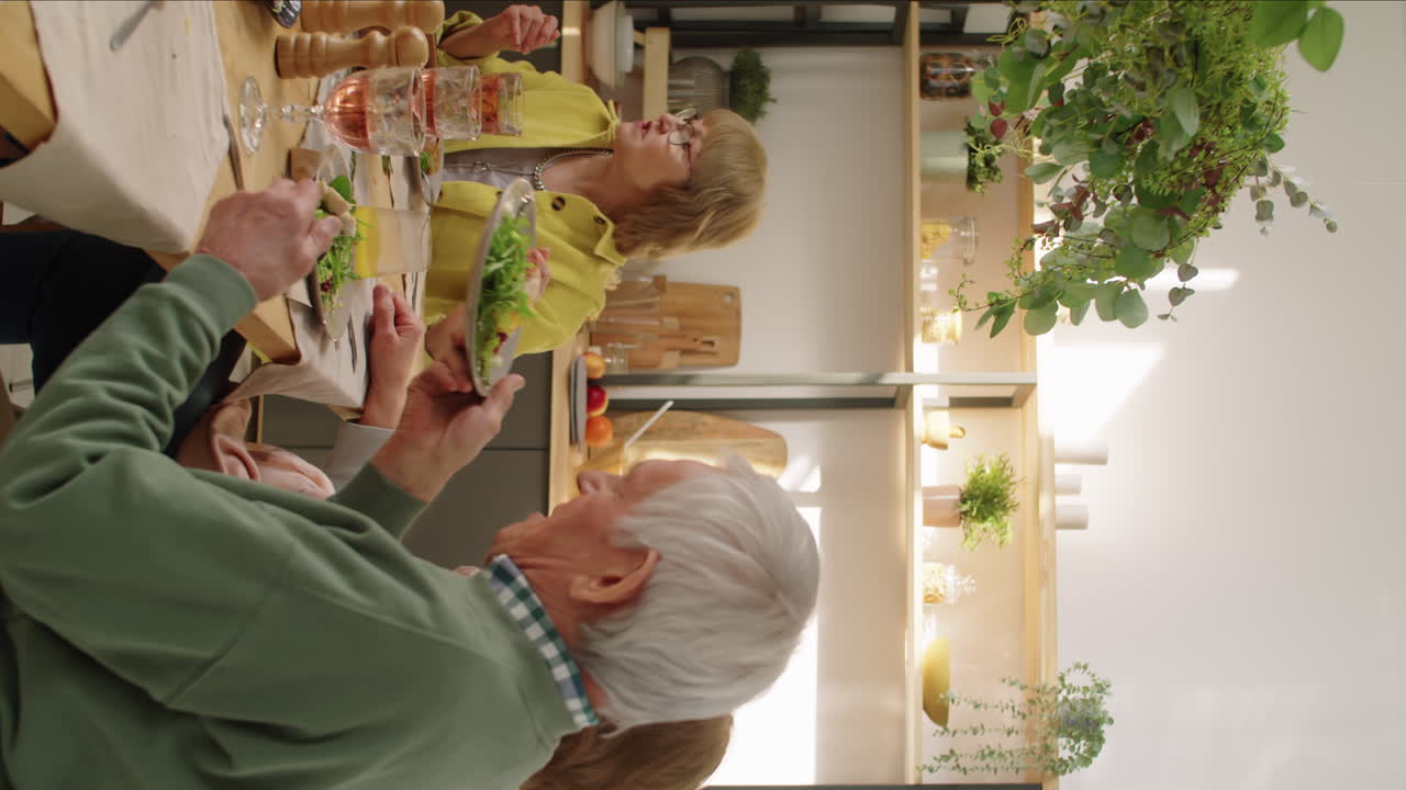 손님 들 을 위한 접시 에 구운  ⁇ 고기 를 넣고 있는 노인