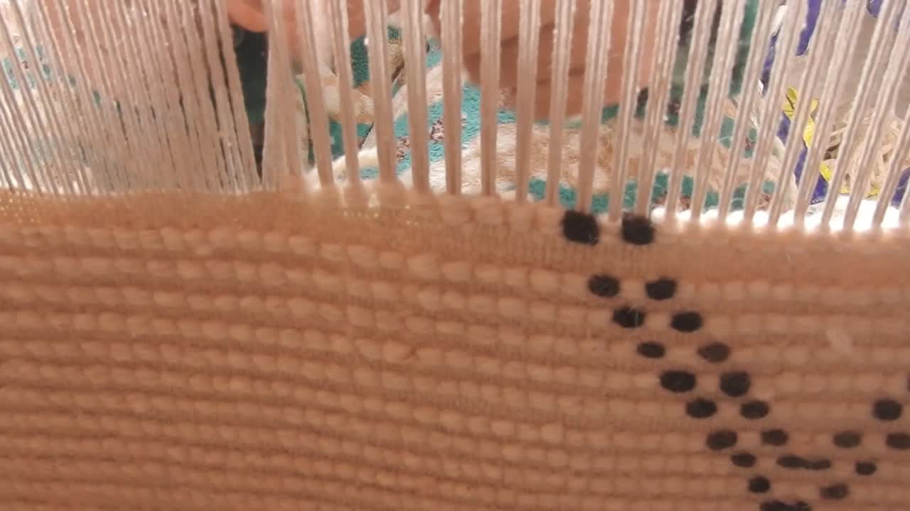 수동 흔들기 기계, 카펫 짜기, 바느질 작업, 모로코로 카펫을 짜는 모로코 소녀에게 가까이