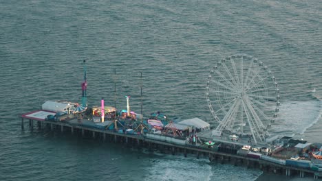 Las-Luces-De-Carnaval-Irradian-Desde-El-Escenario-De-La-Tarde-En-Un-Muelle-Del-Festival-En-El-Paseo-Marítimo-De-Atlantic-City.