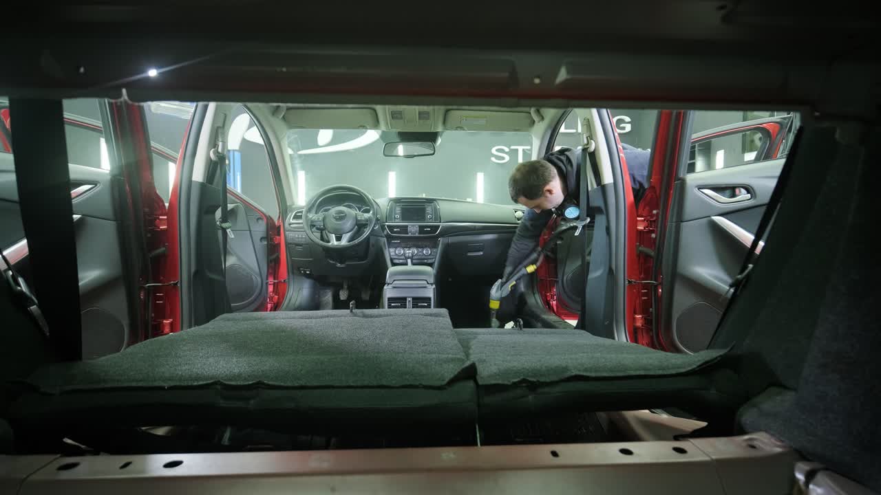 전문적인 자동차 청소. 샤워. 인테리어 세부 사항. 자동차 인테리어를 건조 청소 및 세부 사항; 깊은 좌석 청소; 자동차 세탁에서 거품을 는; 먼지에서 자동차 패널을 청소하는; 진공청소기