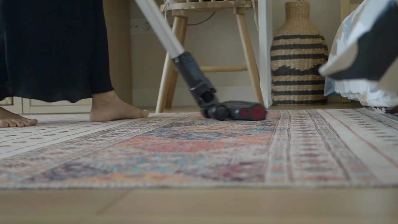 Passare l'aspirapolvere su un tappeto in interni