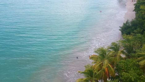 turistas divirtiéndose en el mar en la isla de providencia en colombia