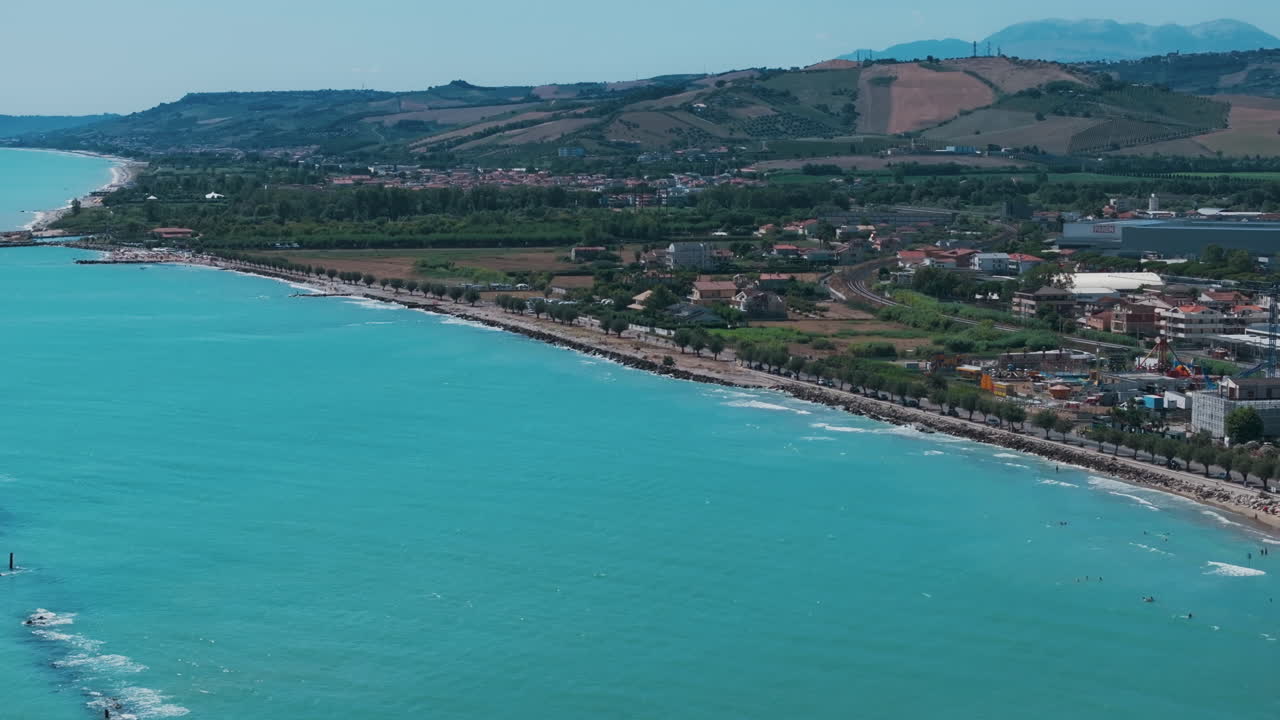 놀라운 아브루초 해안의 몽환적인 드론 영상을 탐험하세요.