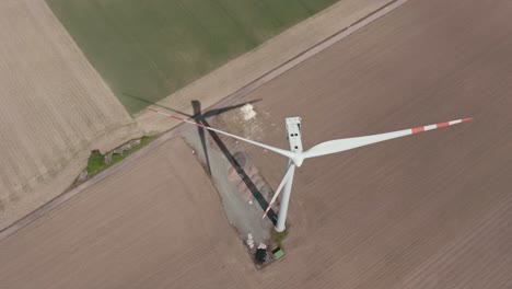 Luftaufnahme-Des-Windturbinengenerators-Auf-Dem-Feld-An-Einem-Sonnigen-Tag