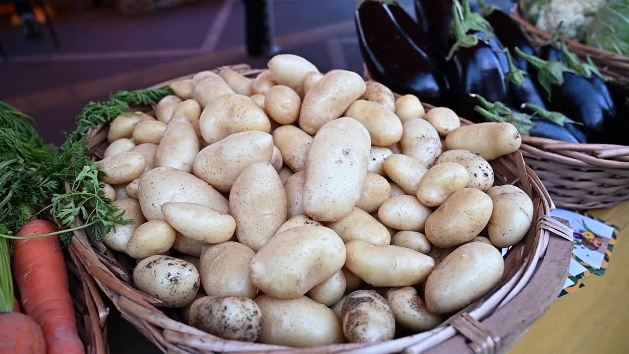 en el festival de la agricultura en los emiratos árabes unidos, las patatas cultivadas localmente se exhiben para la venta