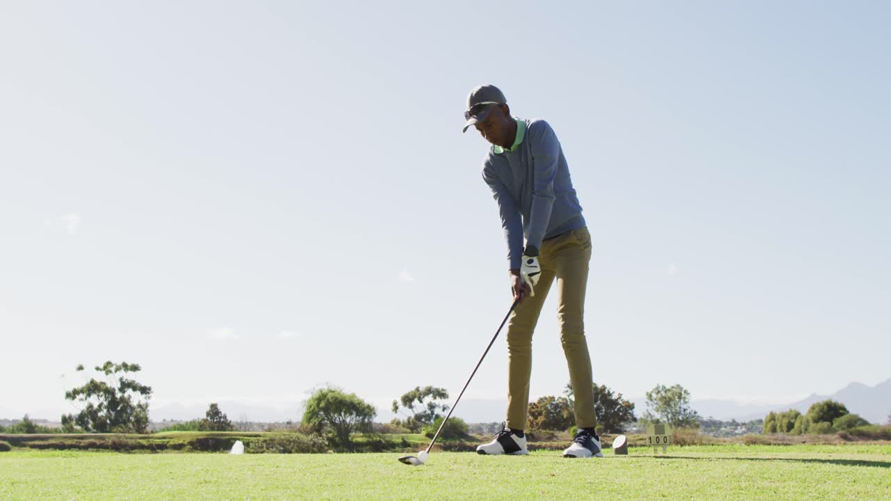 골프장에서 골프를 치는 아프리카계 미국인 남자의 비디오