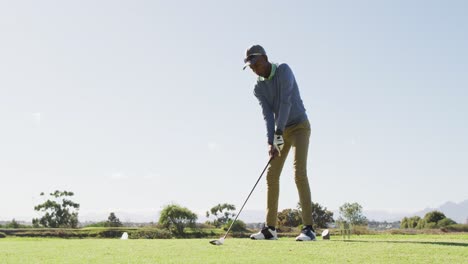 Video-Eines-Afroamerikanischen-Mannes,-Der-Auf-Dem-Golfplatz-Golf-Spielt