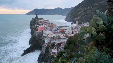 Vista-Panorámica-De-Vernazza,-5-Terre,-Durante-La-Hora-Azul