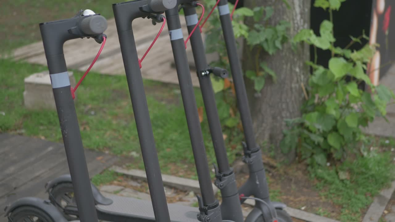 회색 전기 스쿠터가 일렬로 서 있다