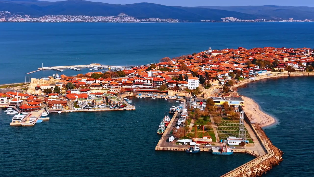 Marina ile Karadeniz yarımadasında yer alan tarihi eski şehrin havadan görüntüsü. Yoğun kırmızı kiremitli çatılar tarihi bir yarımadayı kaplarken, tekneler açık denizle çevrili taş setler boyunca demirlenmiştir.