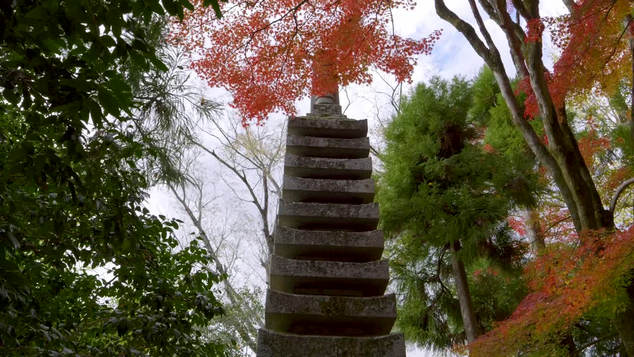 impresionante pagoda de piedra en los terrenos del templo japonés durante el otoño