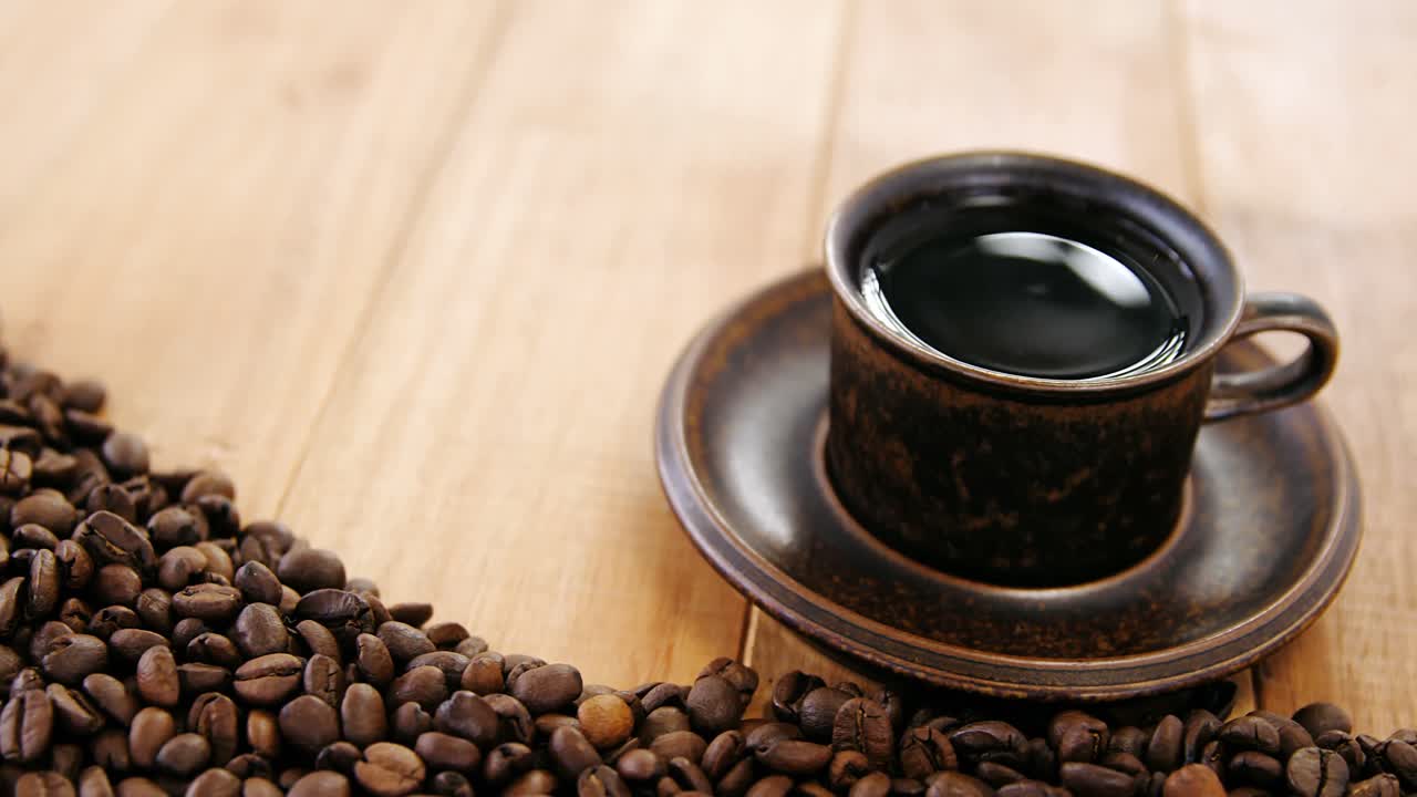 구운 콩 이 들어 있는 커피 컵