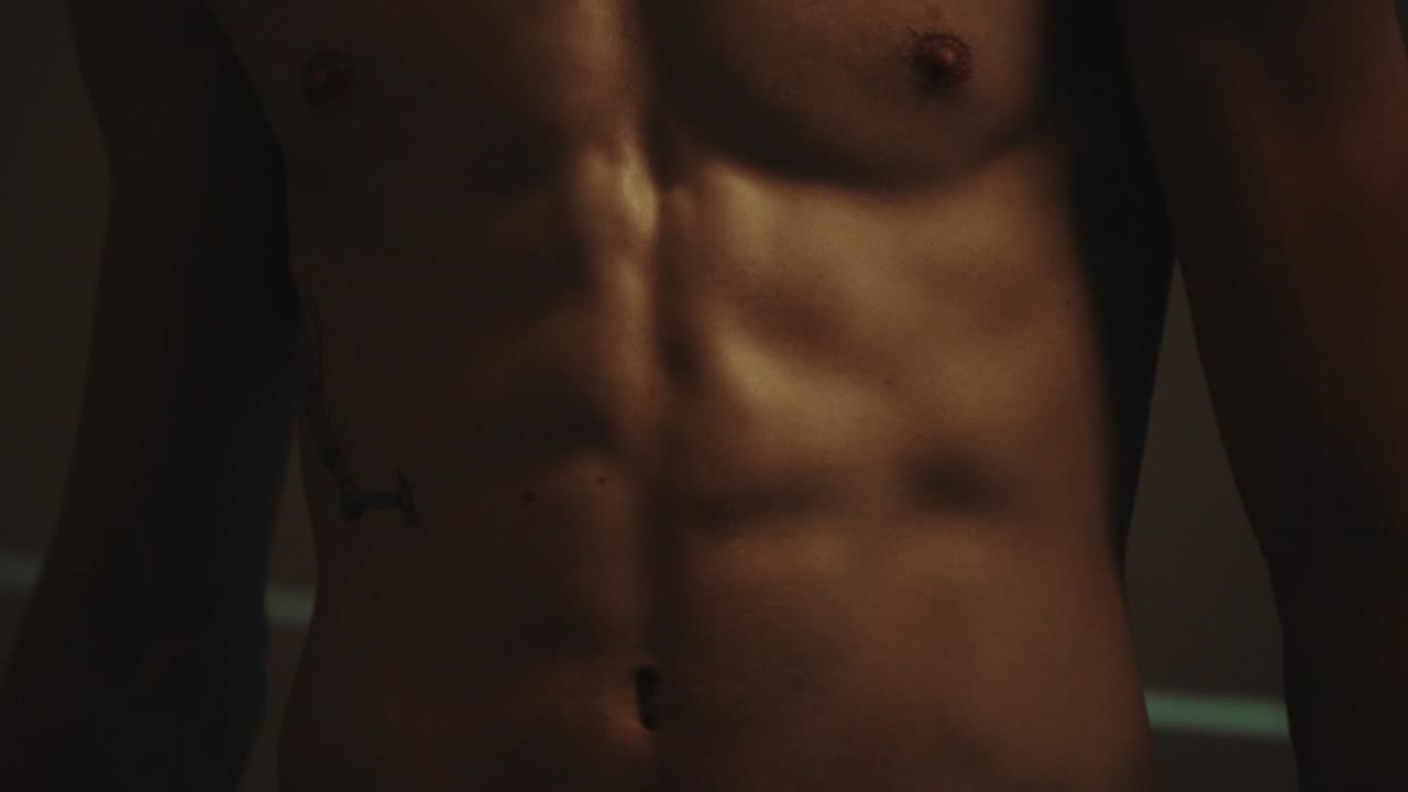 cuerpo musculoso de boxeador y torso desnudo mostrando abdominales - de cerca