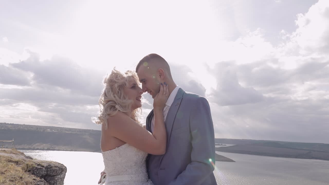 Coppia di sposi. Adorabili sposo e sposa. Famiglia felice. Uomo e donna innamorati