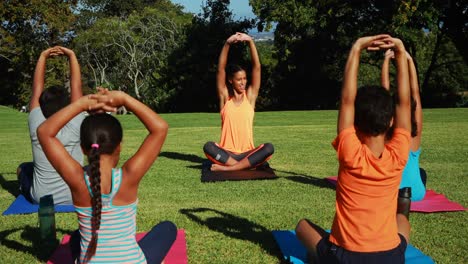 Instructor-De-Yoga-Instruyendo-A-Los-Niños-A-Realizar-Ejercicio.