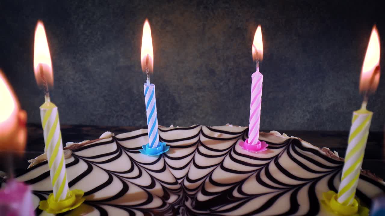 velas en el pastel de cumpleaños en primer plano.